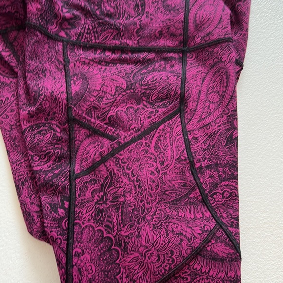 Lululemon 17” Outrun Crops in Fuchsia Paisley Sz 8 - Picture 9 of 12